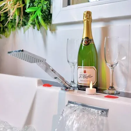 The Jungle - Jacuzzi, Sauna & Projector كان