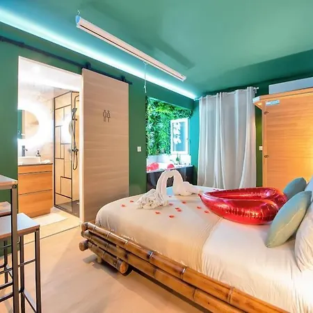 The Jungle - Jacuzzi, Sauna & Projector