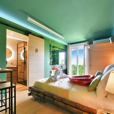 The Jungle - Jacuzzi, Sauna & Projector *