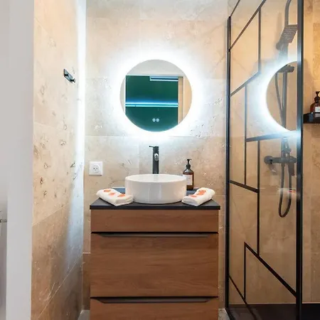 The Jungle - Jacuzzi, Sauna & Projector דירה