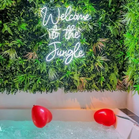 The Jungle - Jacuzzi, Sauna & Projector كان