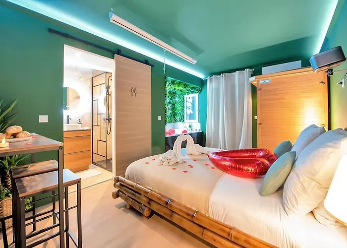The Jungle - Jacuzzi, Sauna & Projector