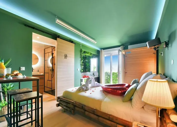 The Jungle - Jacuzzi, Sauna & Projector *