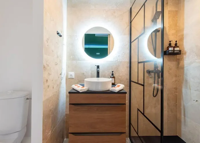 The Jungle - Jacuzzi, Sauna & Projector شقة