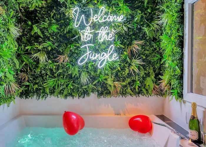 The Jungle - Jacuzzi, Sauna & Projector كان
