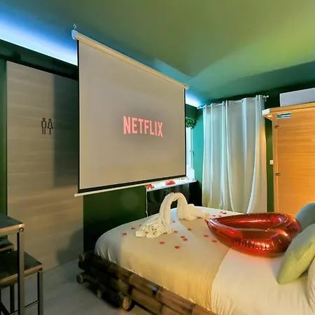 The Jungle - Jacuzzi, Sauna & Projector Lägenhet *